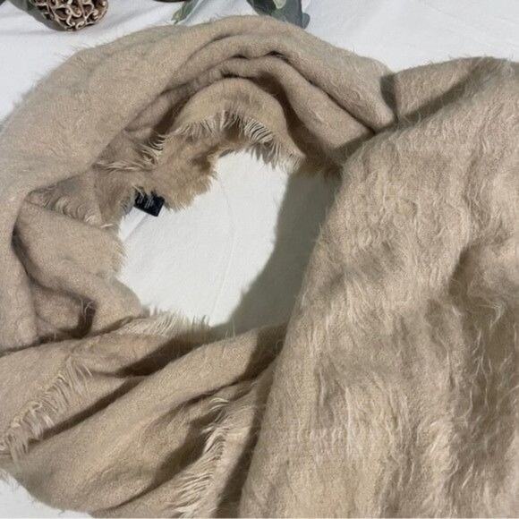 Saks Fifth Avenue Scarf Ultra Soft Beige Fringe - Picture 2 of 10